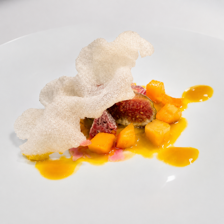 Dessert al piatto con fichi, mango e decorazione croccante